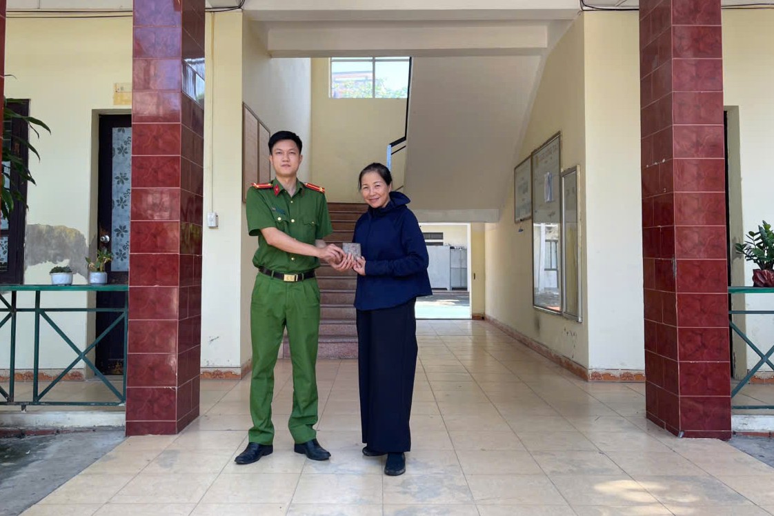 Công an xã Thanh Hà phối hợp trao trả tài sản cho người dân đánh rơi